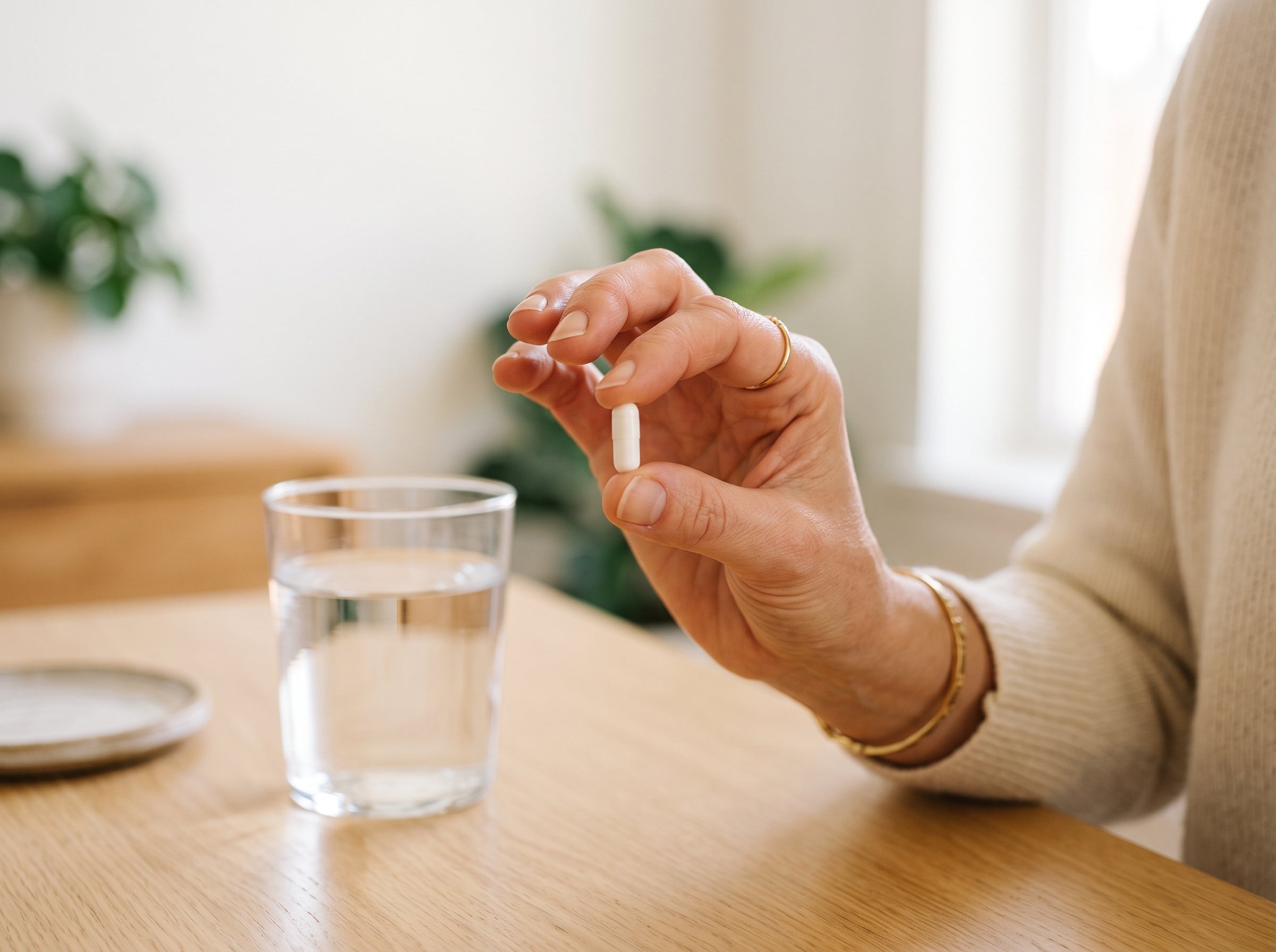 Tomar cápsula con agua